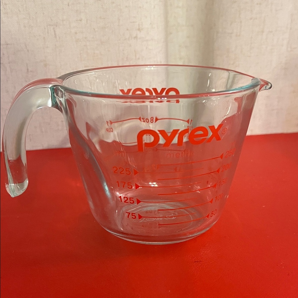 Pyrex 1 Cup Metric Red Clear Glass Handle Spout Measuring